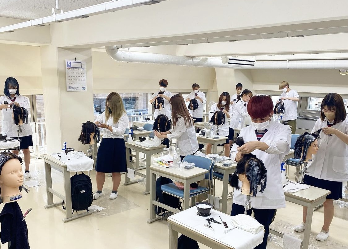 美容学校でカラー講師